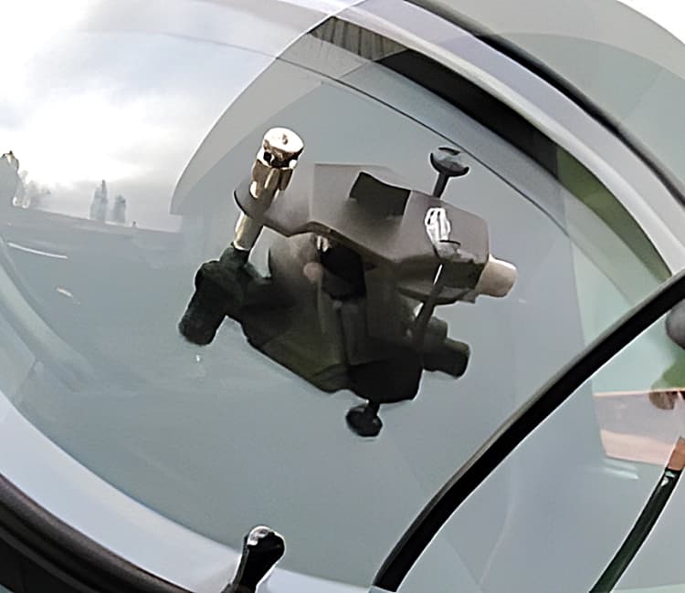 Glass Ding performs mobile service on cars